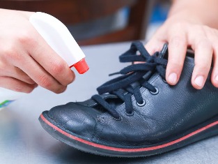 wie zur Behandlung von Schuhen